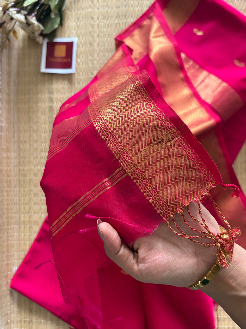 Kairi Buta Rust Pink Maheshwari Handloom Saree