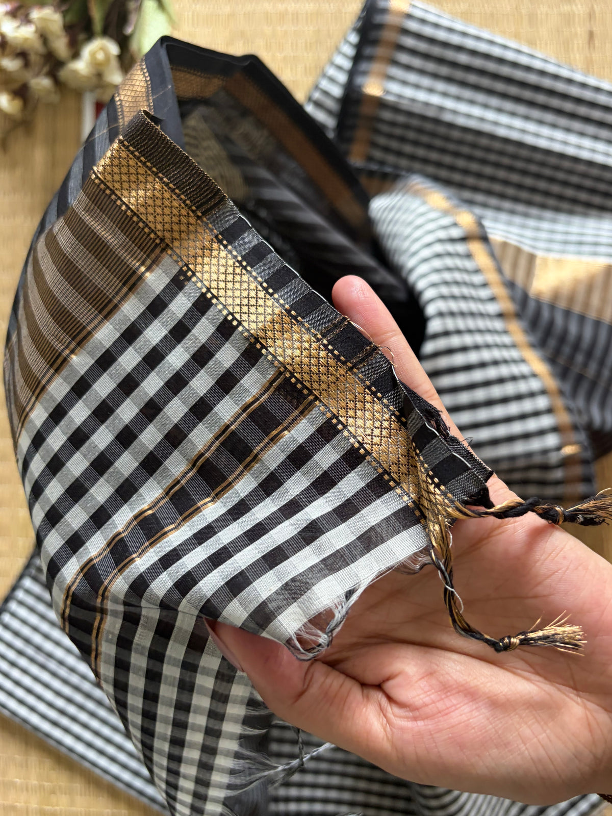 Gingham charcoal Black Maheshwari Handloom Saree
