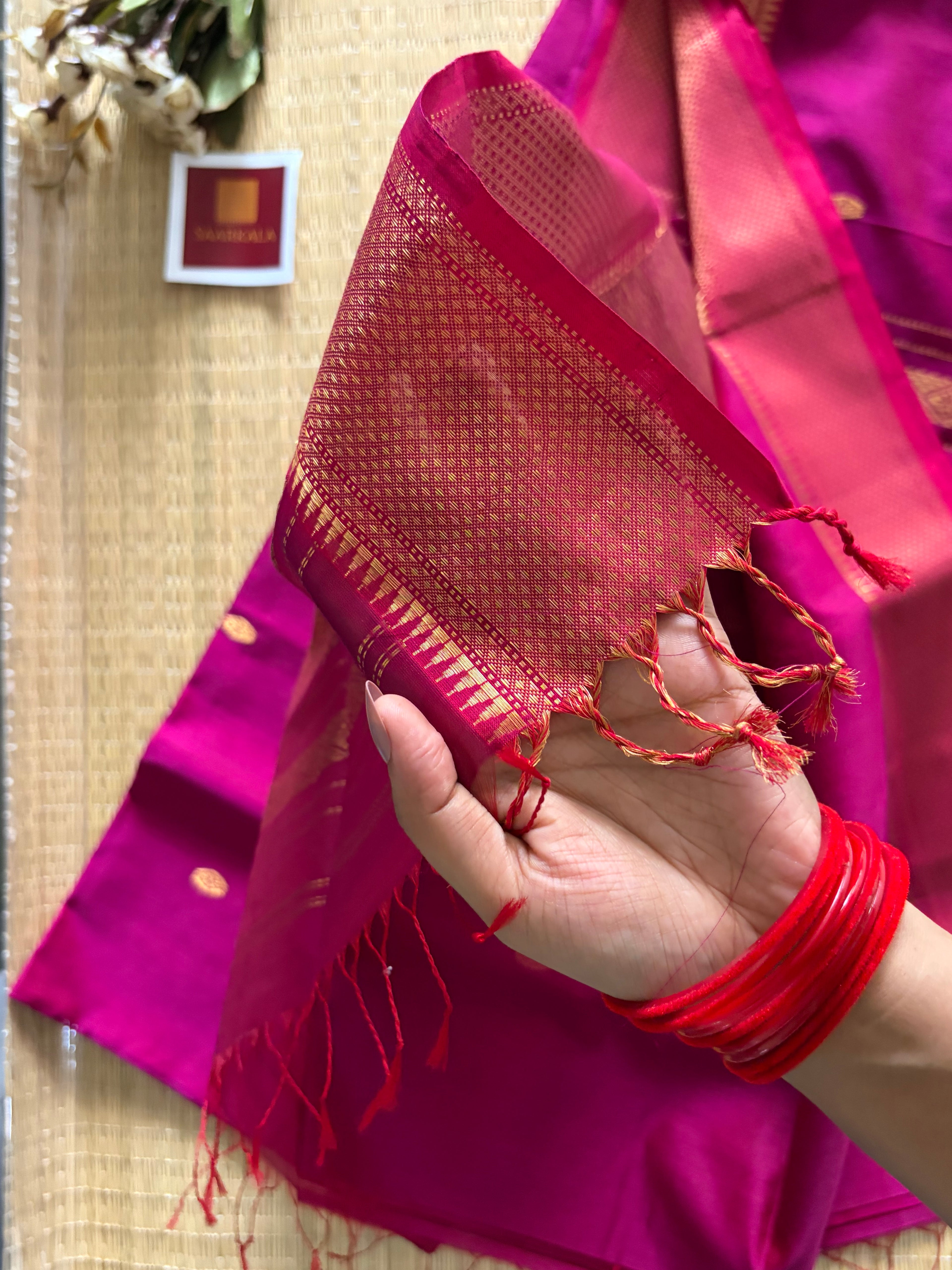 Jala Pallu Magenta Maheshwari Handloom Saree