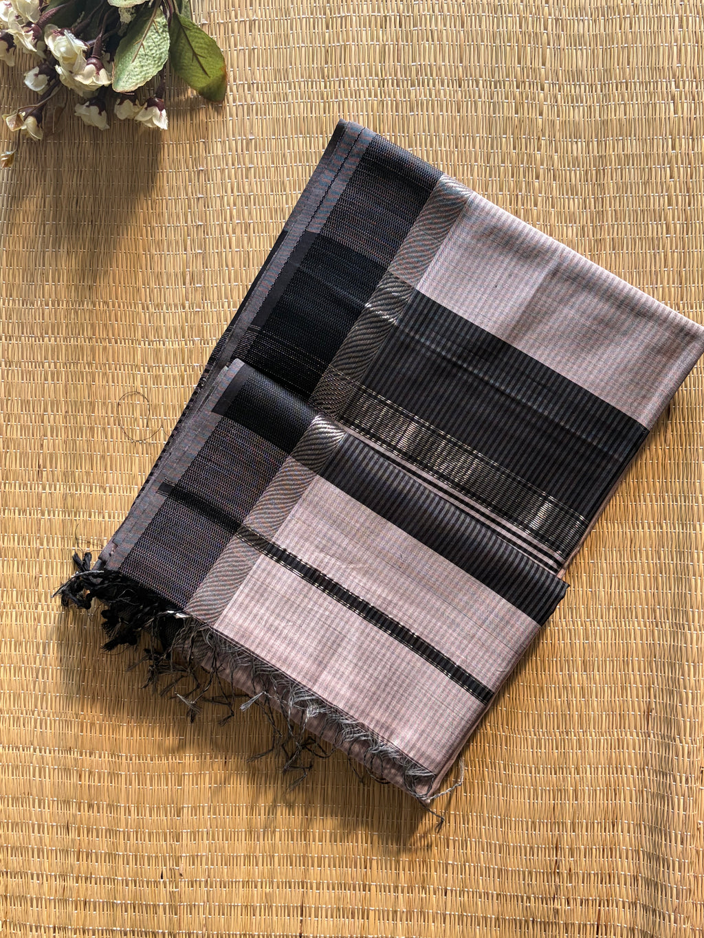 Leher soft white black Maheshwari silk and cotton Saree