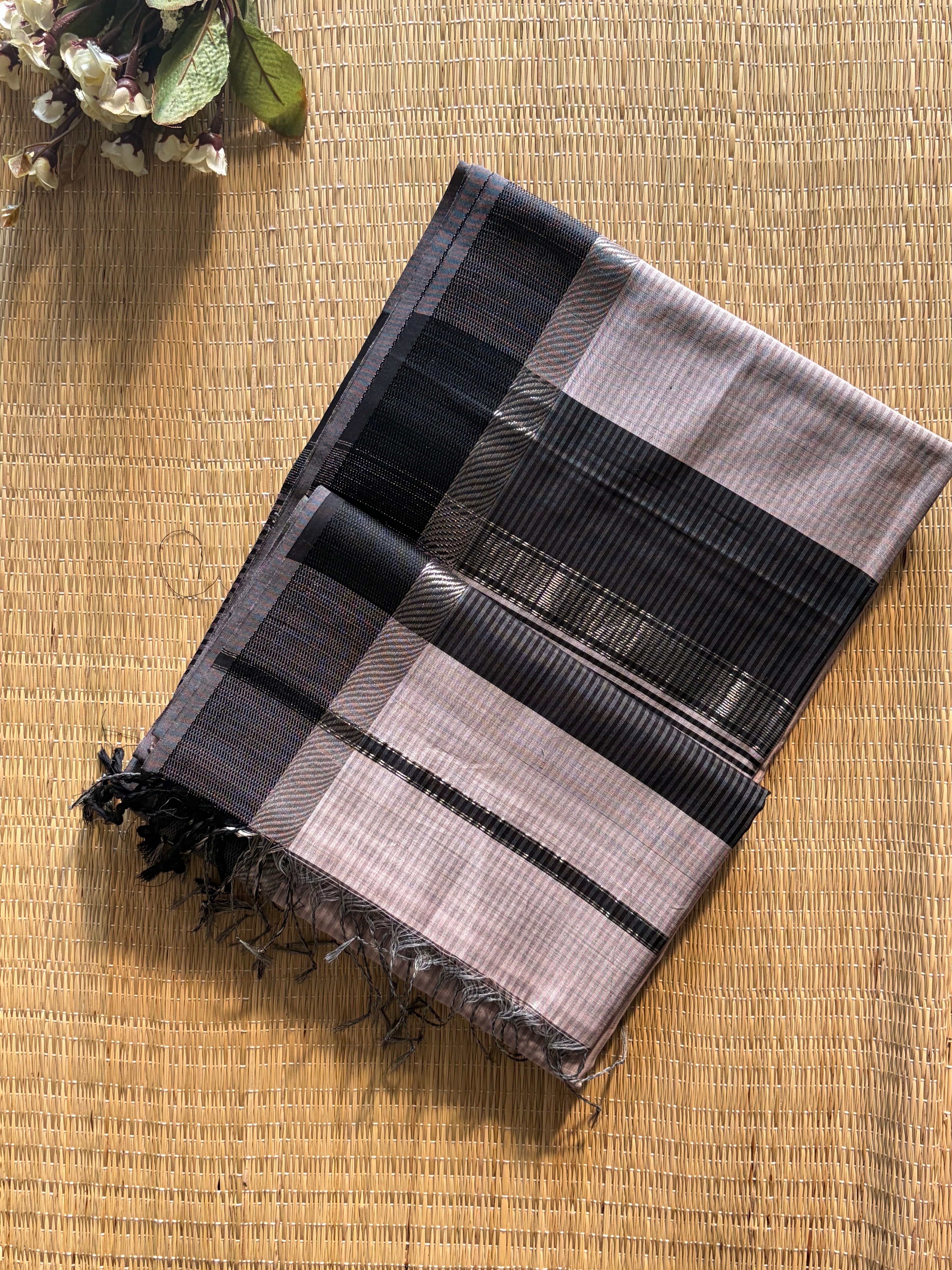 Leher soft white black Maheshwari silk and cotton Saree
