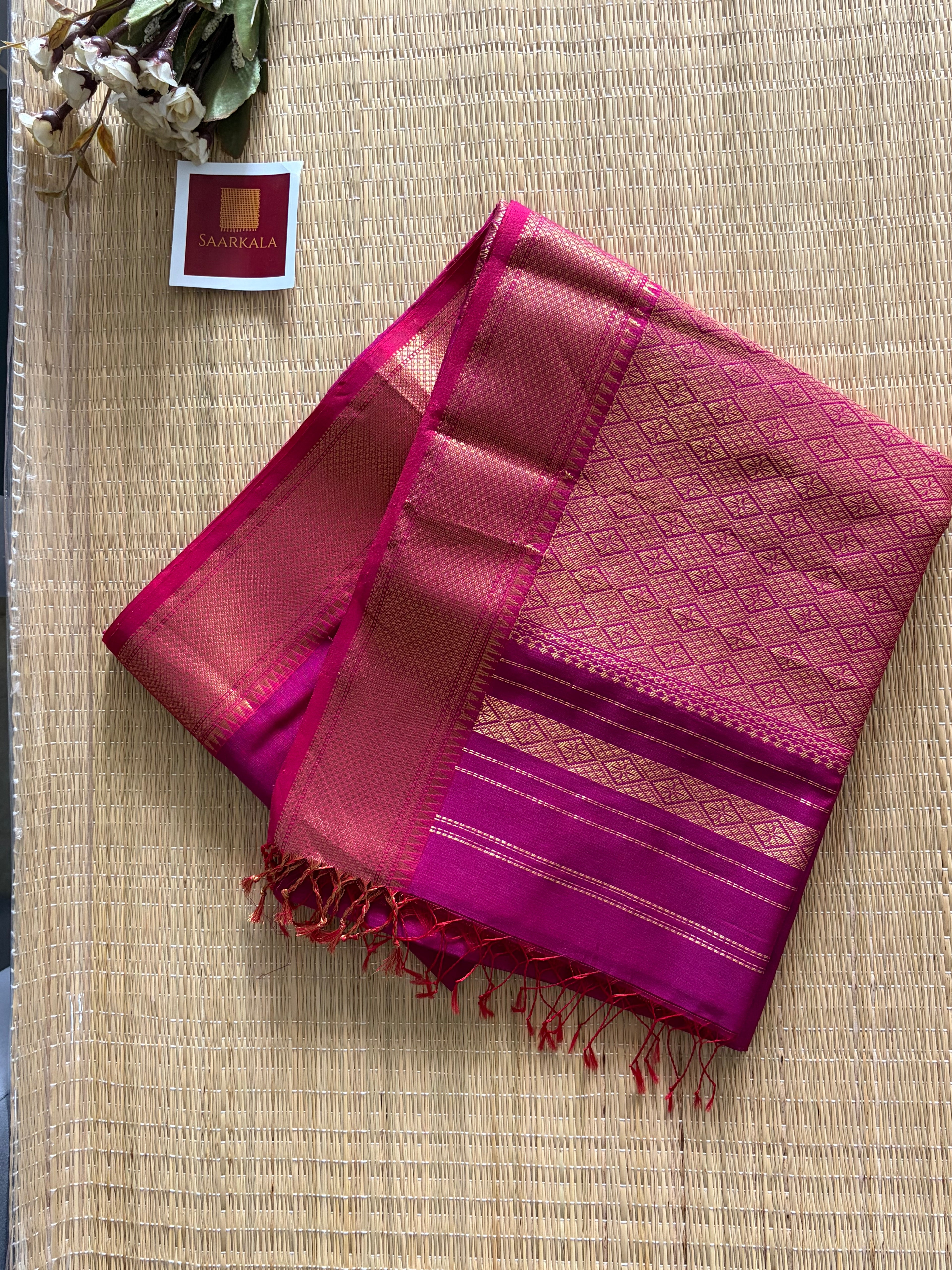 Jala Pallu Magenta Maheshwari Handloom Saree