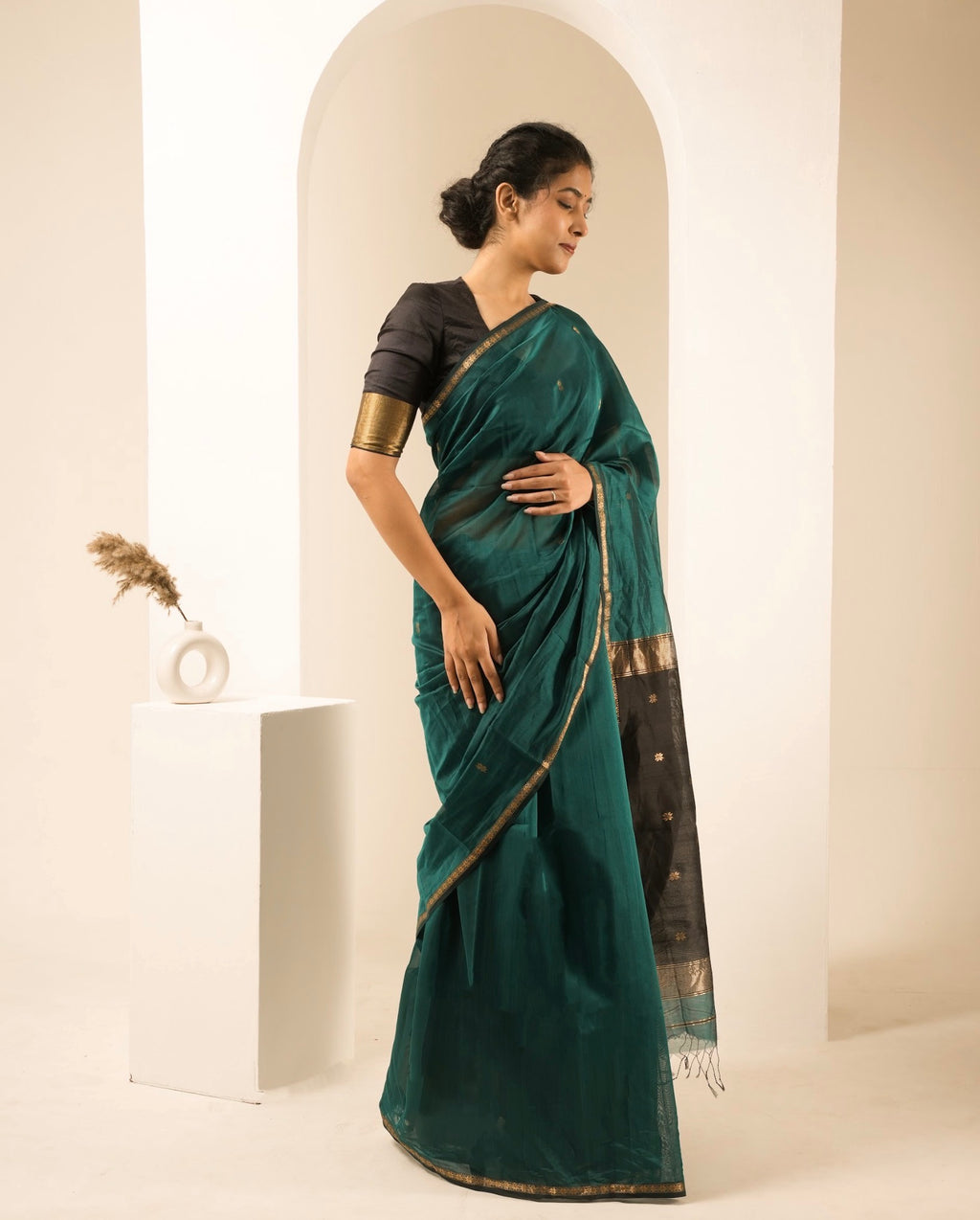 Chameli Rama Green Black Maheshwari Handloom Saree