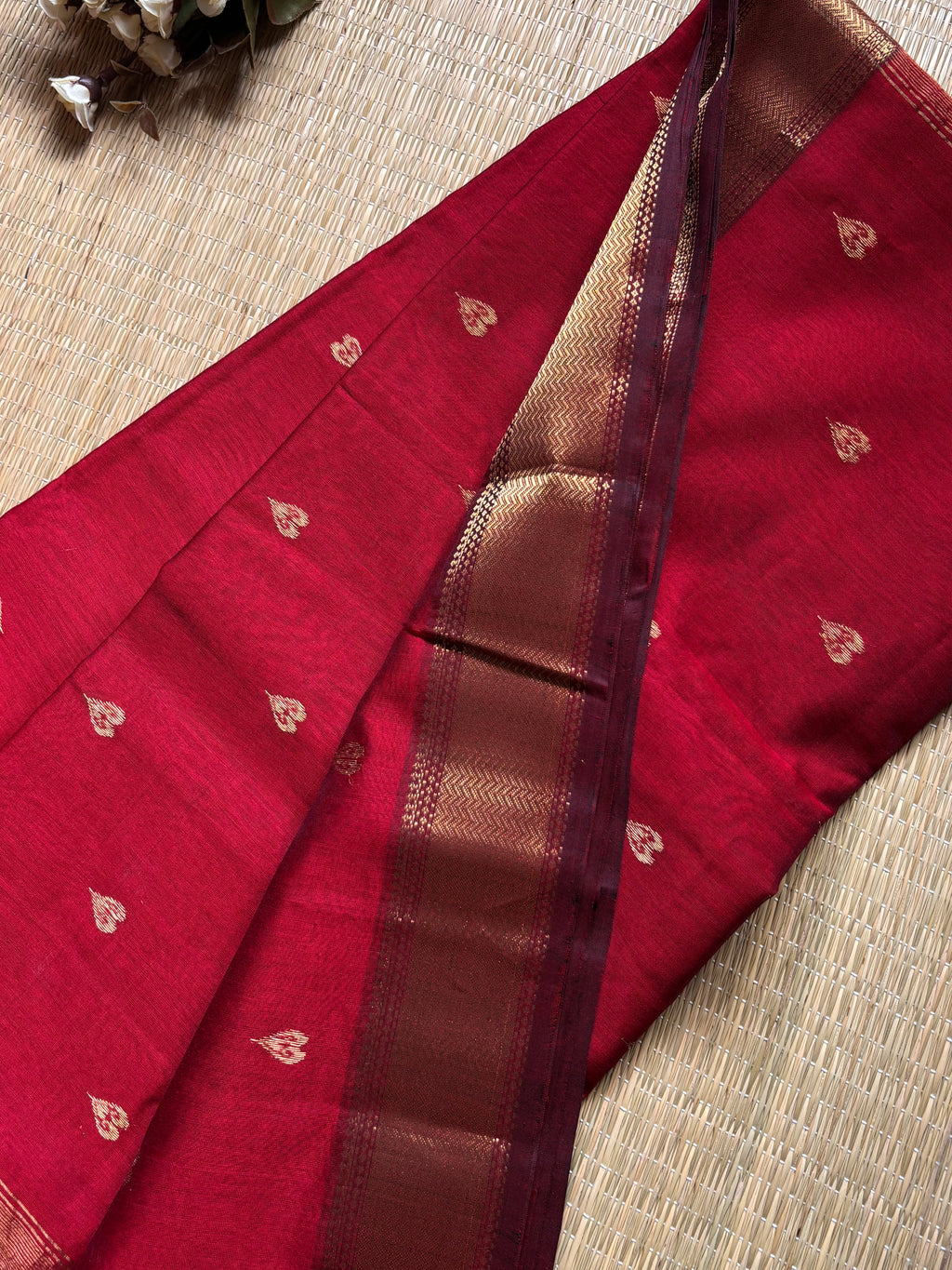 Heart Butti Red Maheshwari Handloom Silk Cotton Saree