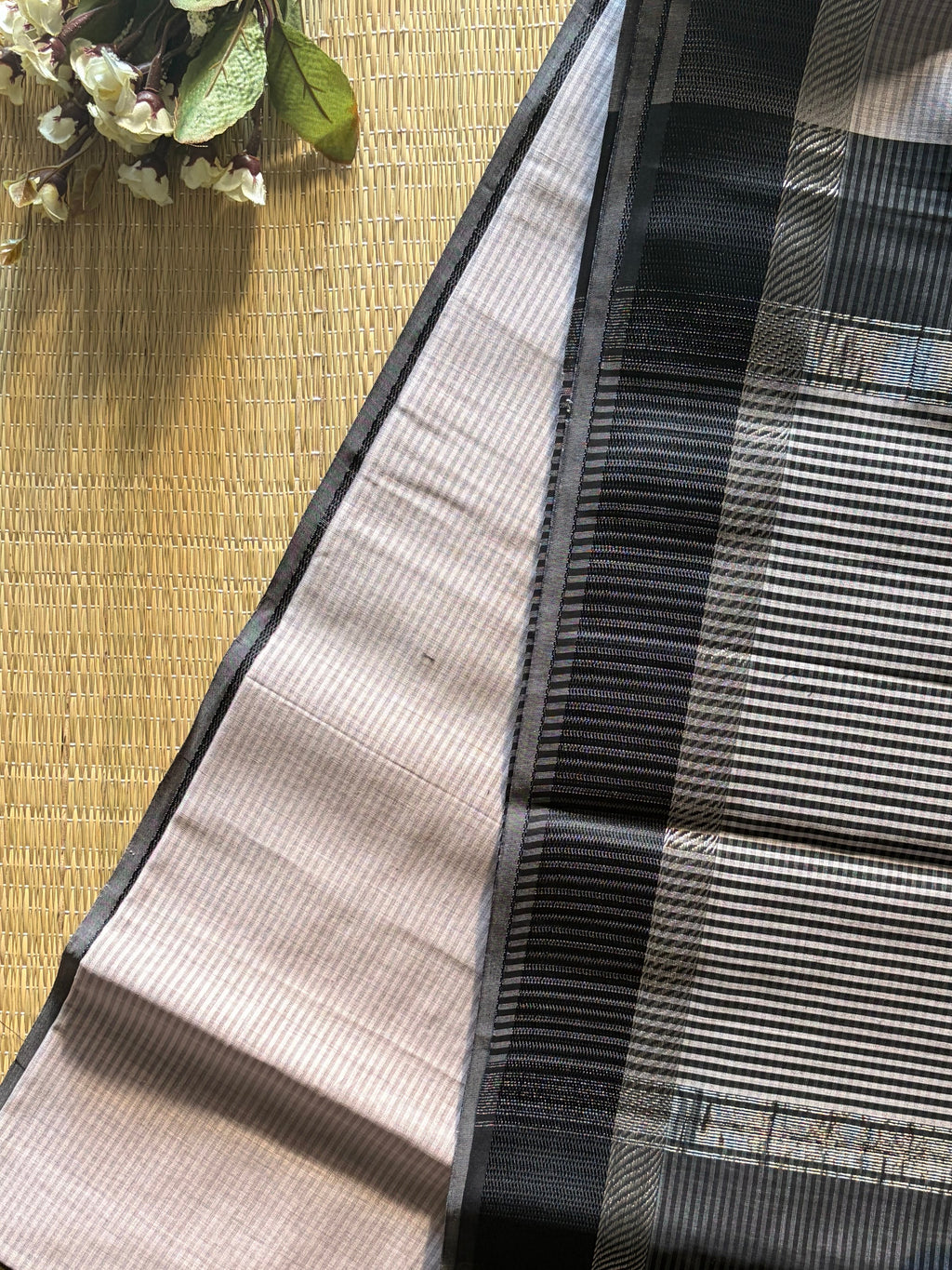 Leher soft white black Maheshwari silk and cotton Saree