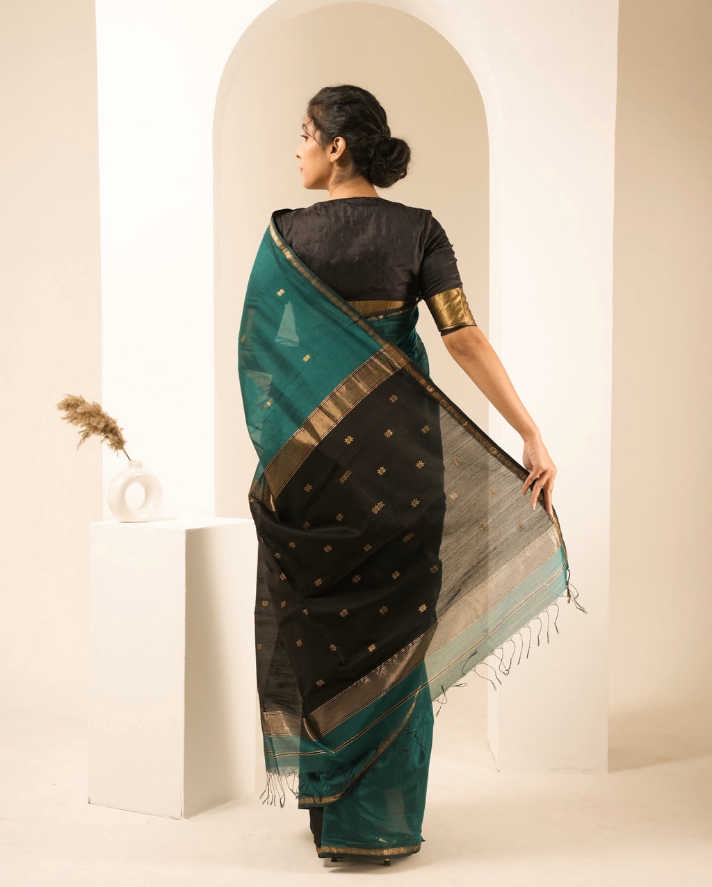 Chameli Rama Green Black Maheshwari Handloom Saree