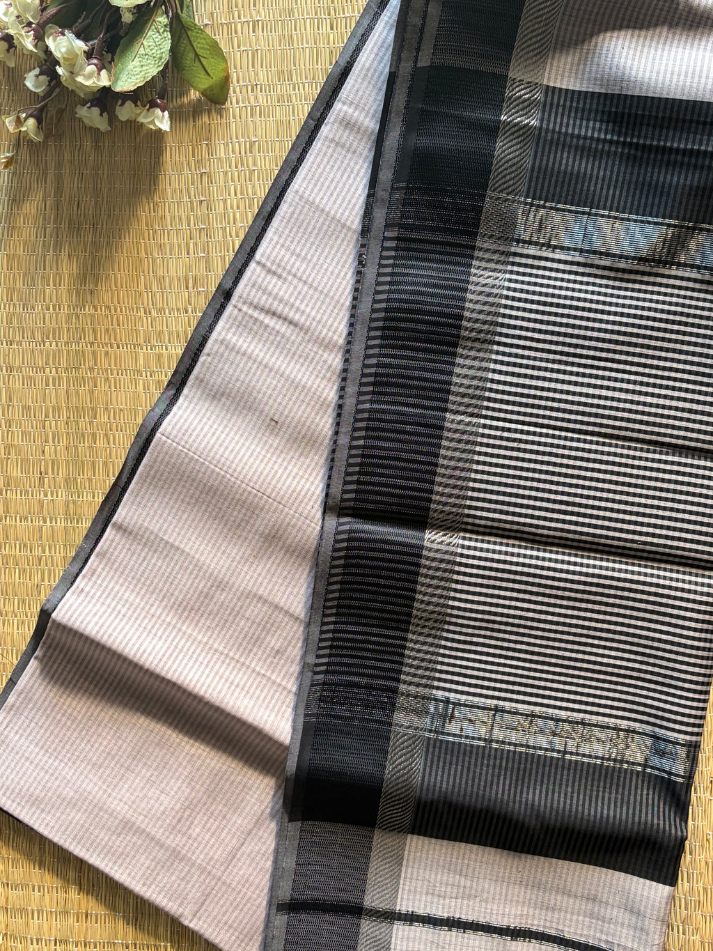 Leher soft white black Maheshwari silk and cotton Saree