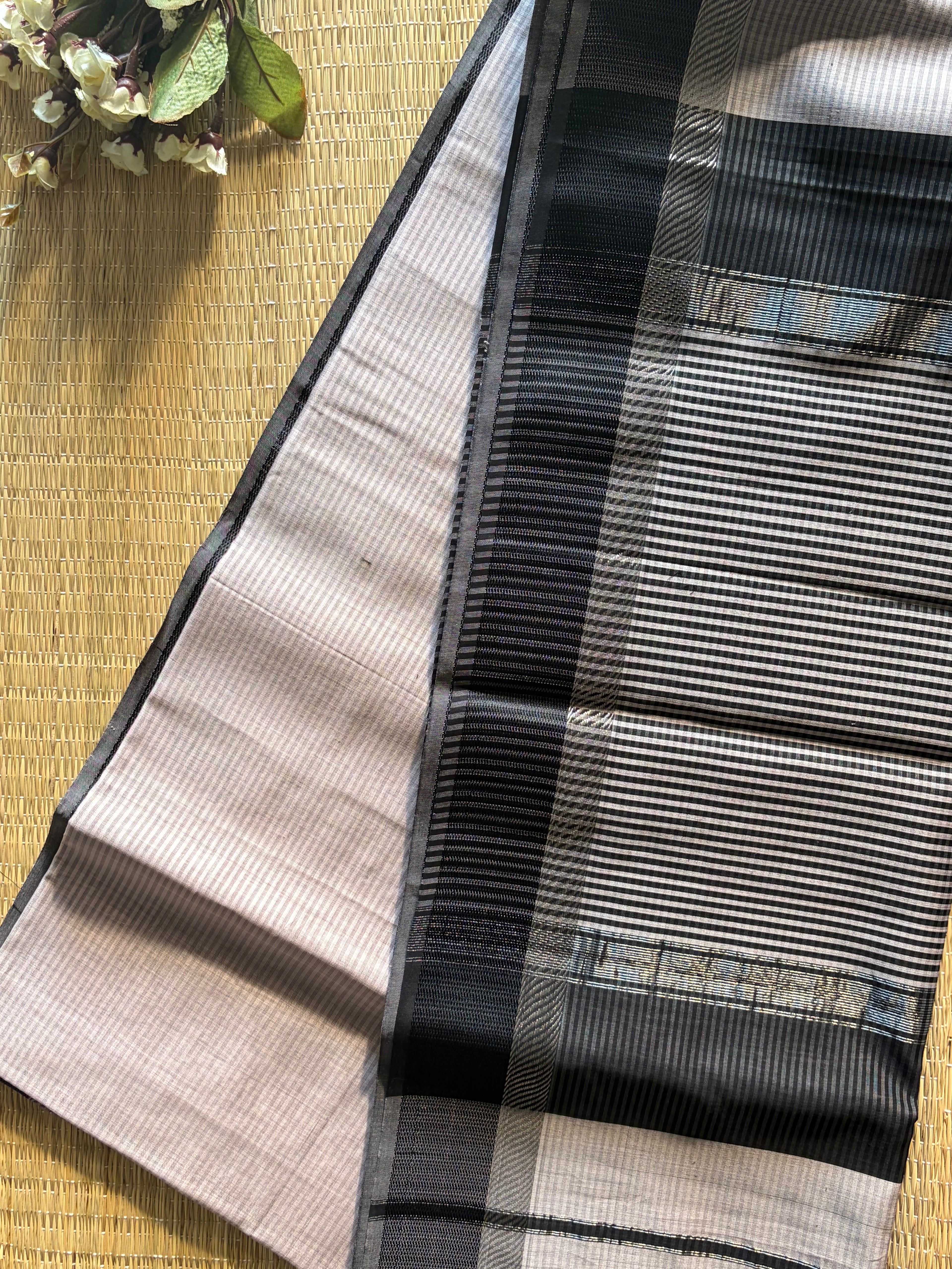 Leher soft white black Maheshwari silk and cotton Saree