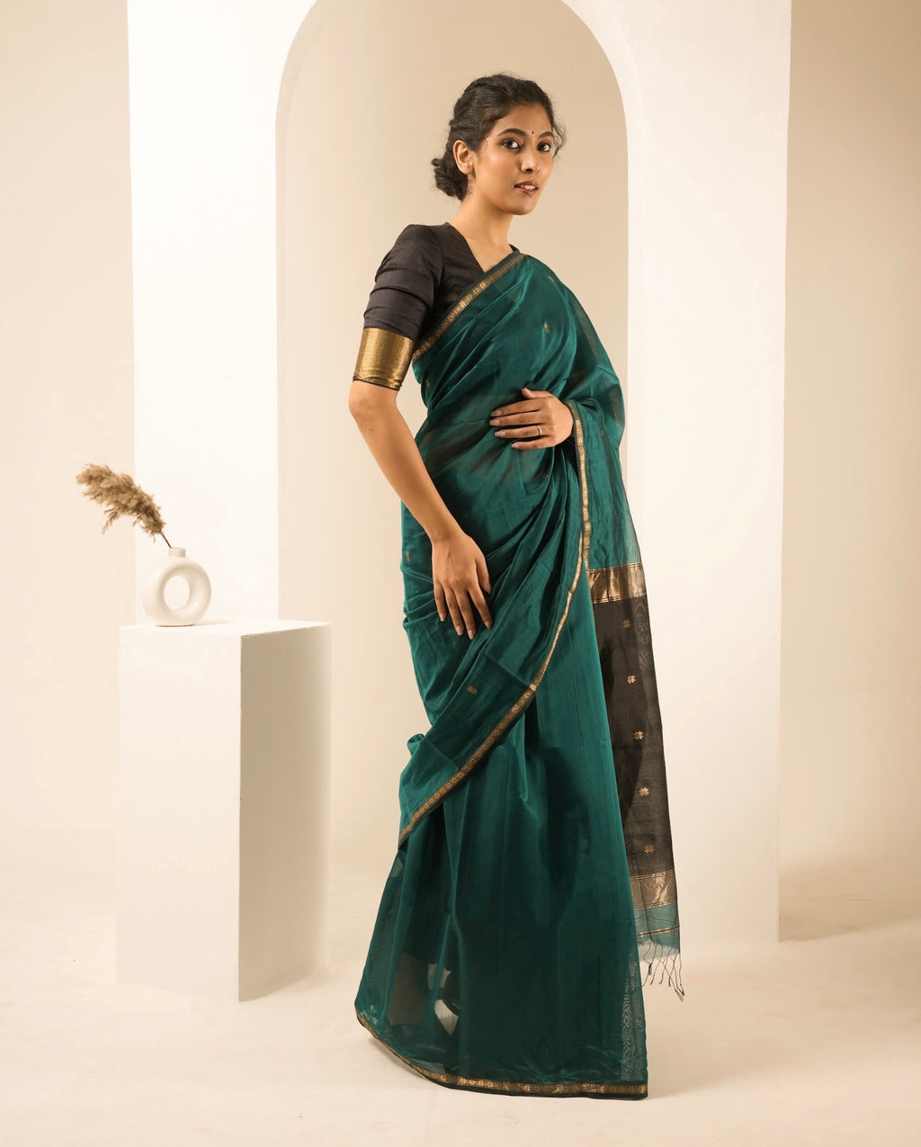 Chameli Rama Green Black Maheshwari Handloom Saree
